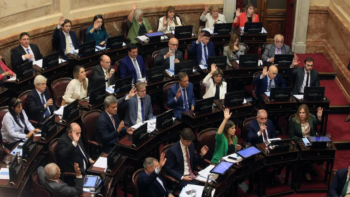 Senadores votando