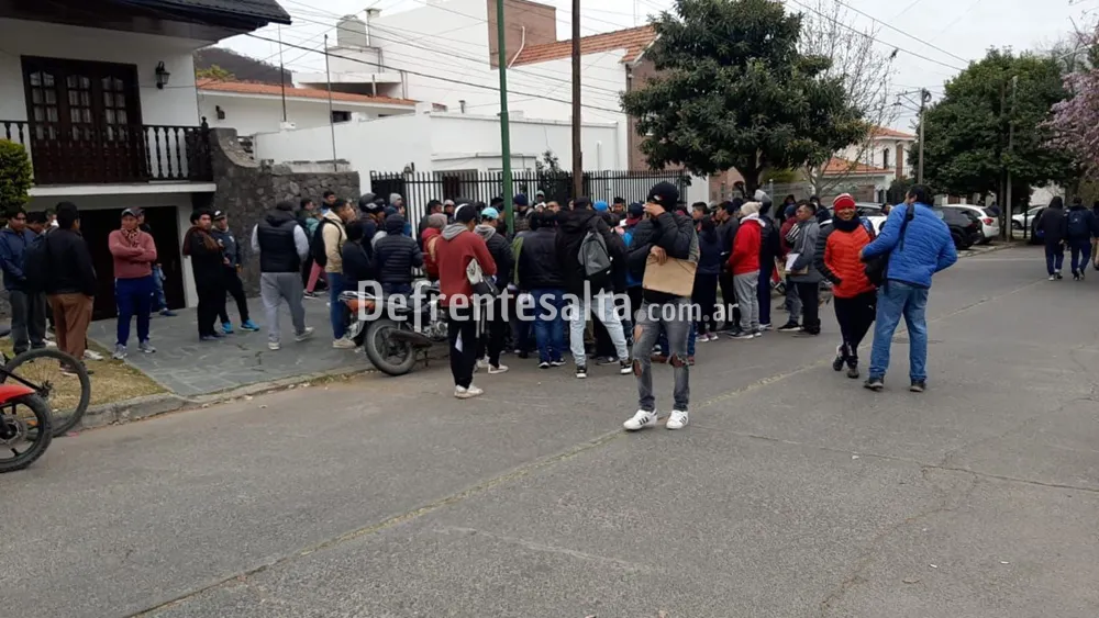 Jovenes a la espera de dejar su CV