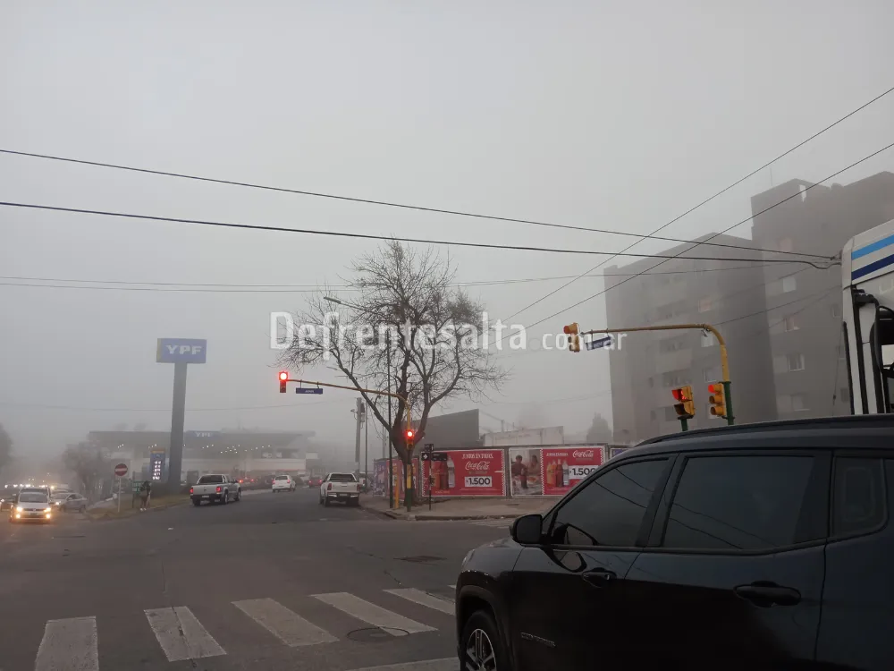 Salta tapada por la niebla.