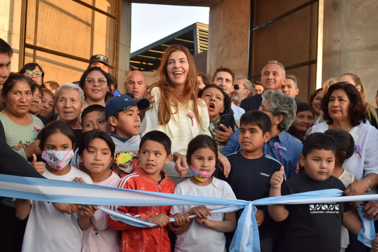 Bettina Romero con vecinos de zona norte