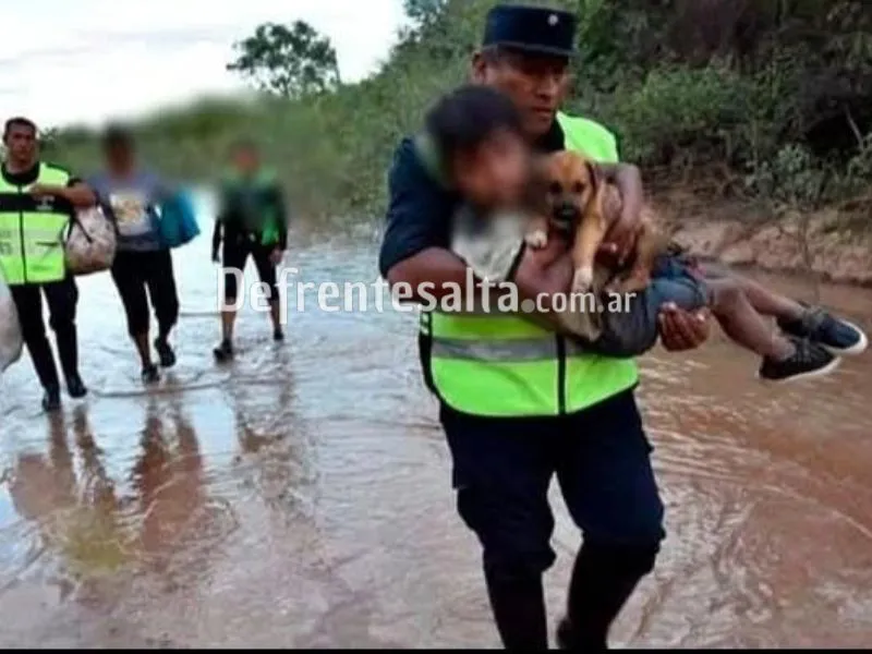 El niño aferrado a su mascota.