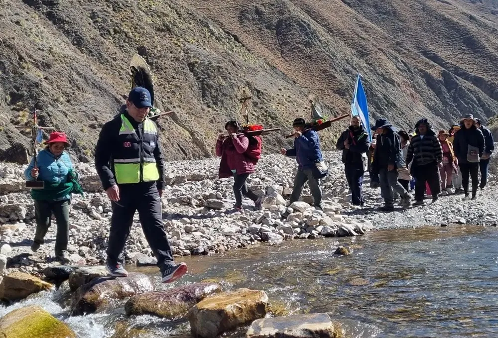 Peregrinos acompañados por Policía