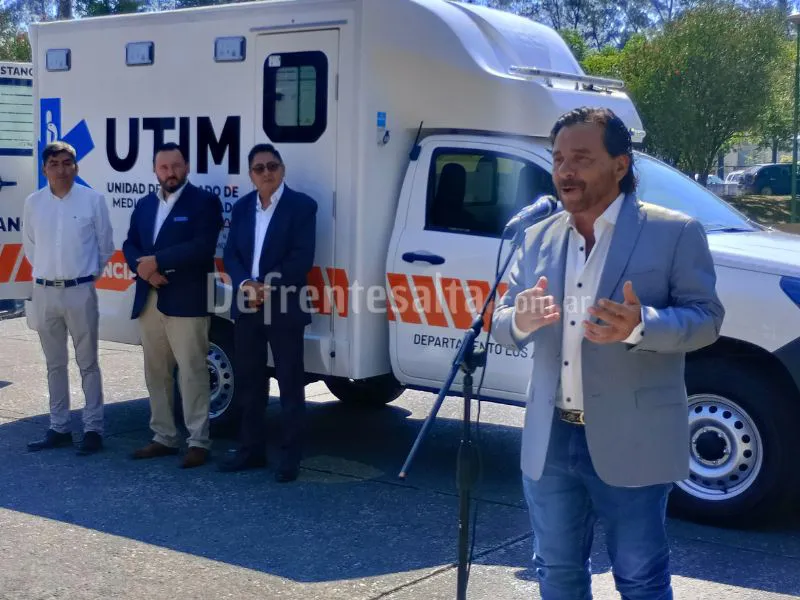 Gustavo Sáenz en la entrega de móviles.