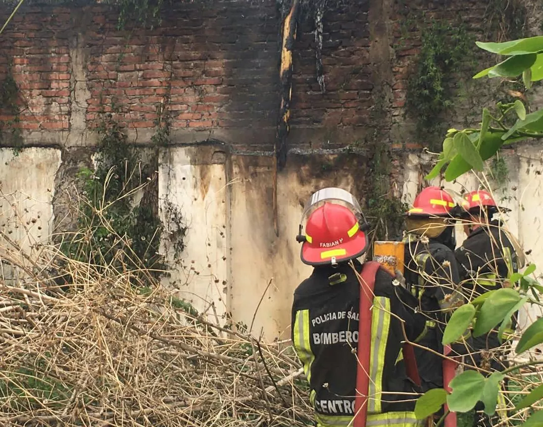 Bomberos sofocan un incendio