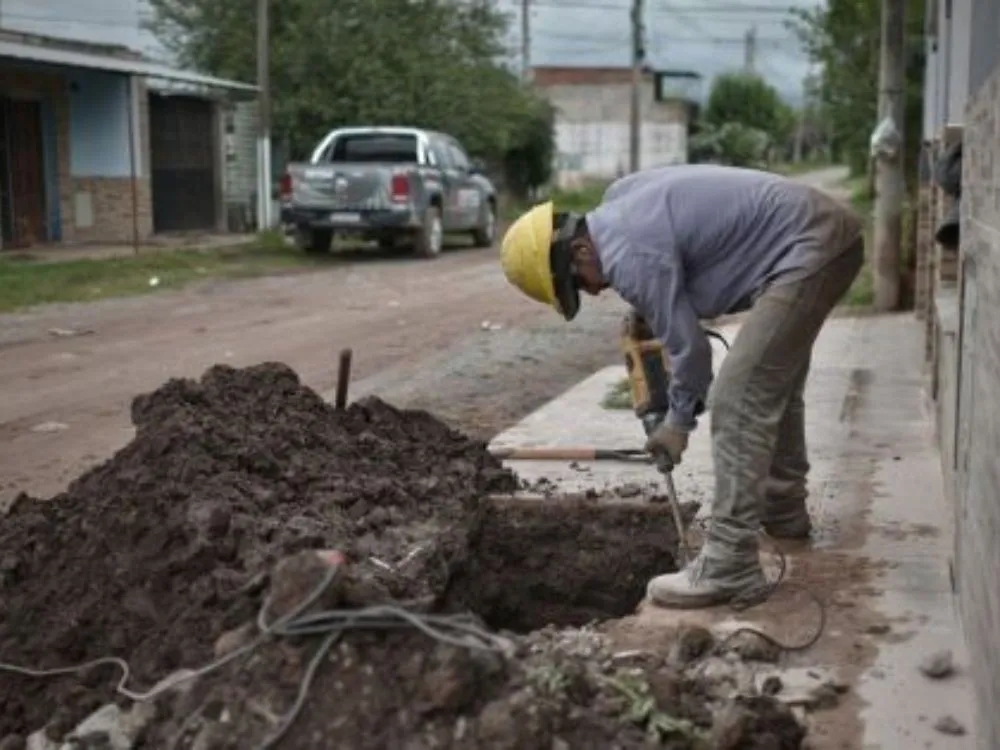 Obreros trabajan el red de gas.