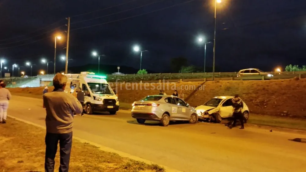 Fuerte choque en colectora de Av. Bolivia