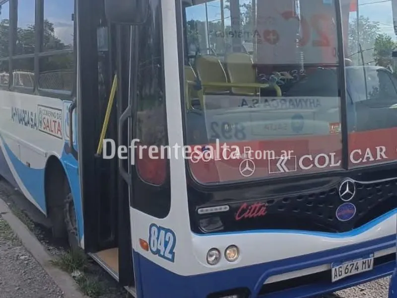 El colectivo 842 del Transversal 8. 