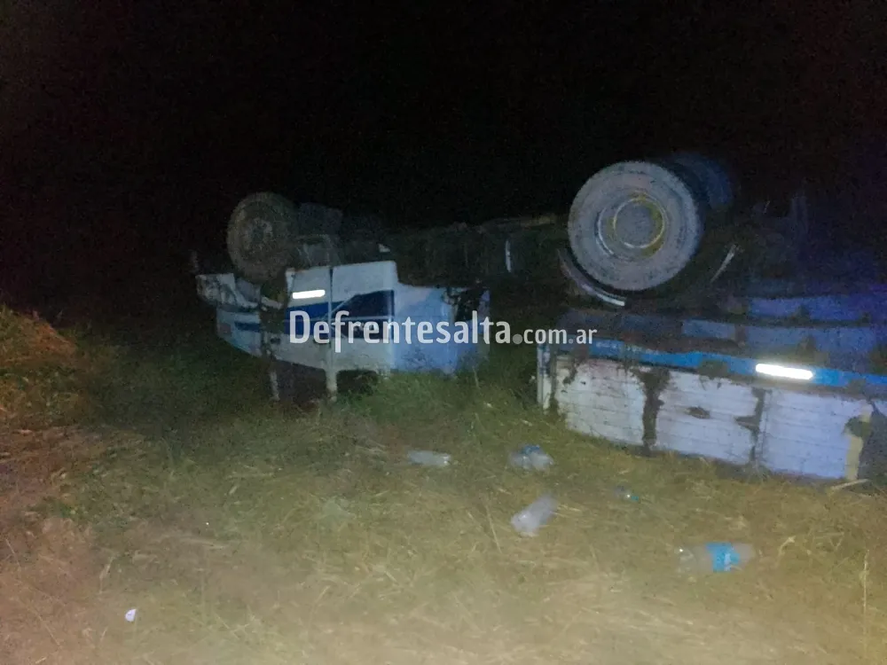 Camión volcado en Río Piedras