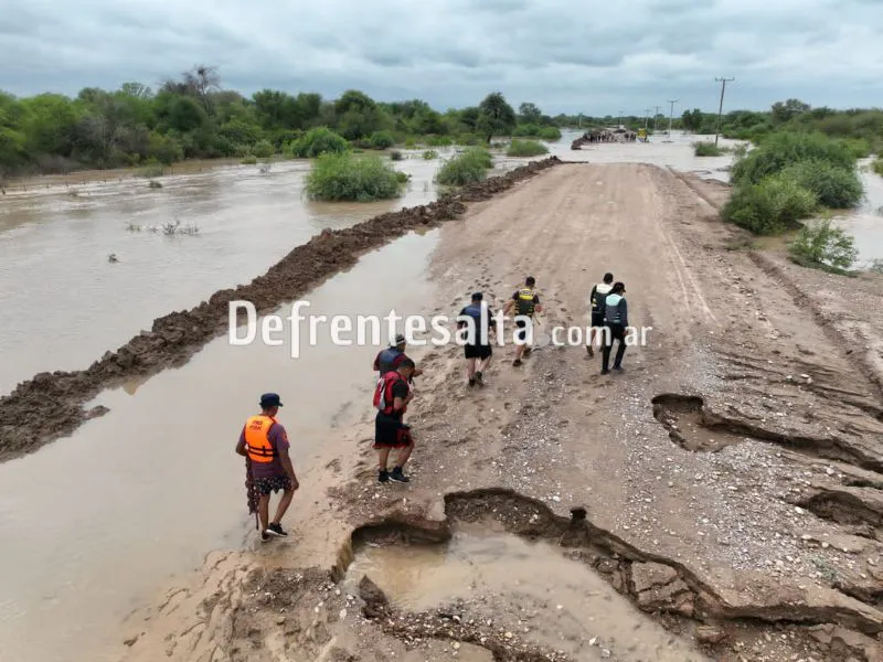 Equipos de emergencia en Santa Victoria Este. 