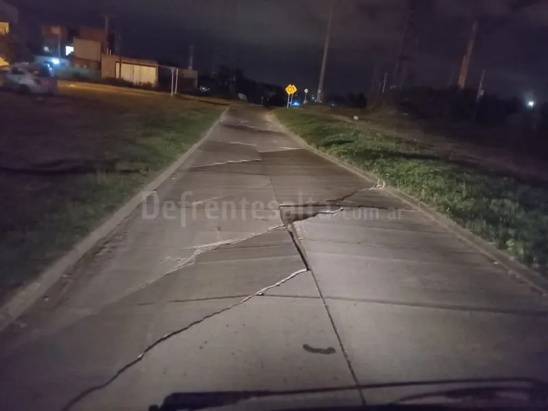 Hundimiento de pavimento cerca del nuevo puente. 