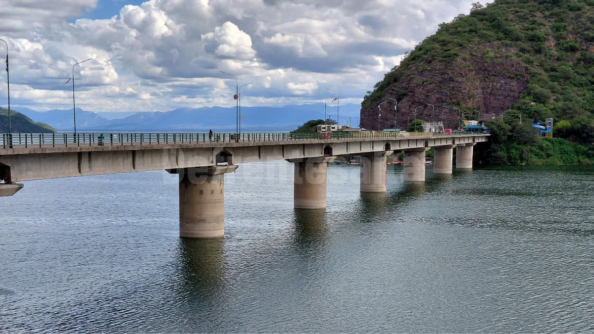 El puente del Dique con una marca que muestra que el agua ha bajado tras la apertura de compuertas.