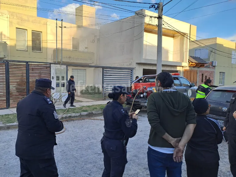 Policías trabajan en el incendio de Grand Bourg.