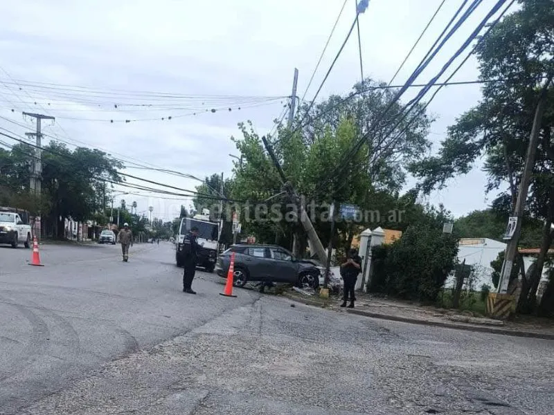 Un auto provocó un accidente en Cerrillos.