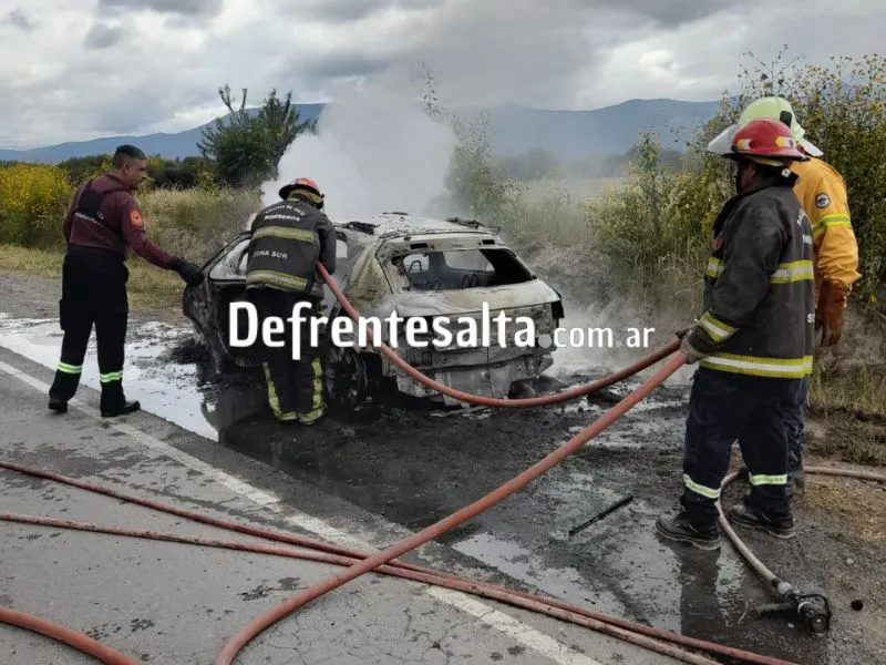 El vehículo incendiado.