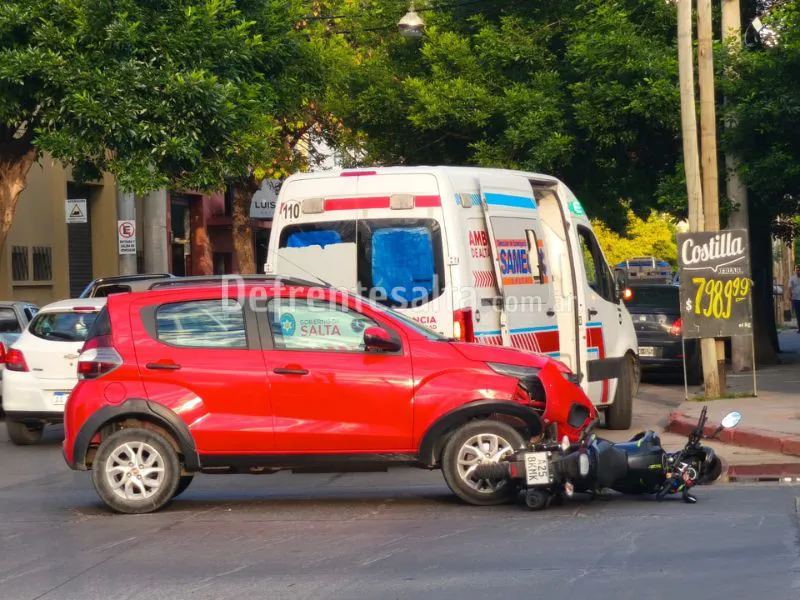 Accidente entre un auto y motocicleta. 