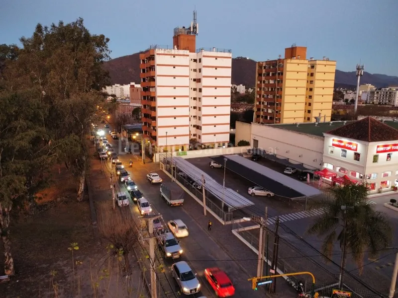 Demoras en el tránsito por las obras en el Monumento 20 de Febrero.