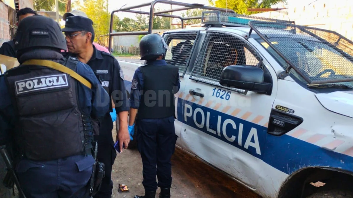Efectios policiales intervienen en vivienda de Tres Cerritos por un hombre atrincherado.