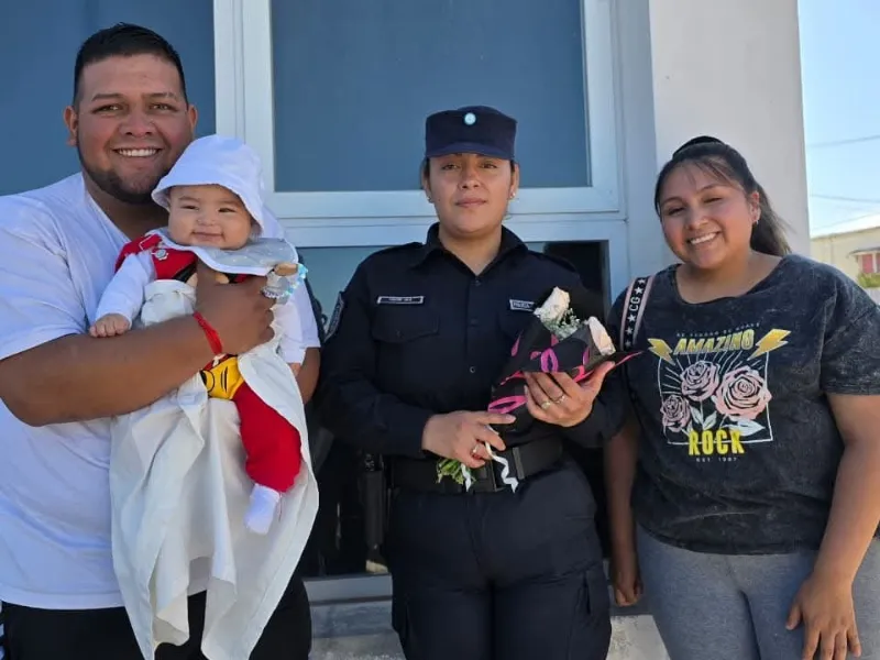 La agente Oiene con familiares del bebé.