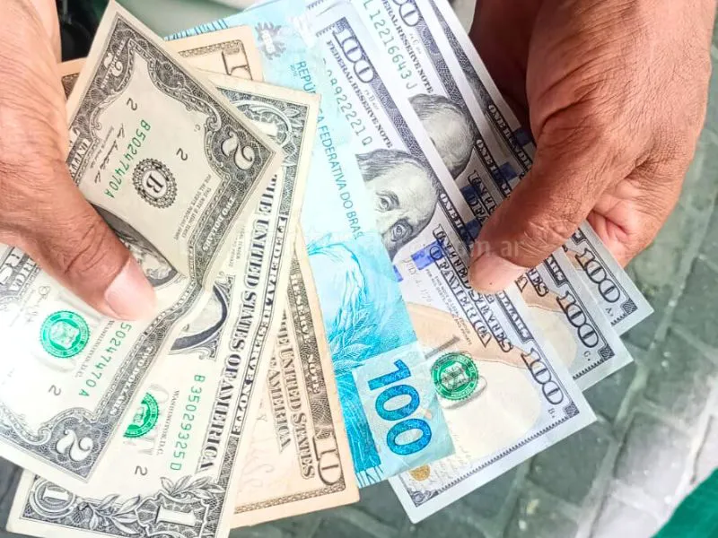 Dòlares en la city salteña.