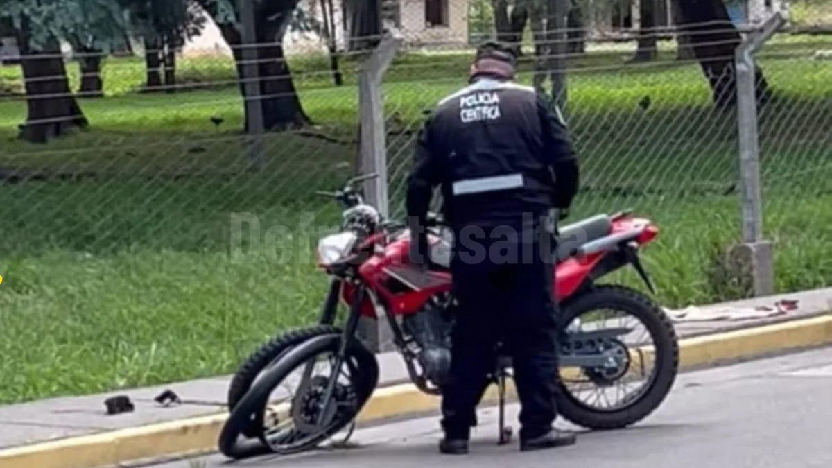 Policía Científica perita la motocicleta en la que viajaba la joven que murió en Tres Cerritos. Foto: Teto Rosas.