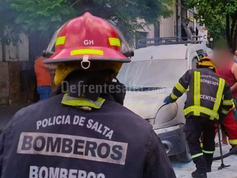 Bomberos controlan el incendio.