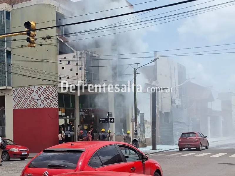 Incendio de cables en Pellegrini y Mendoza.