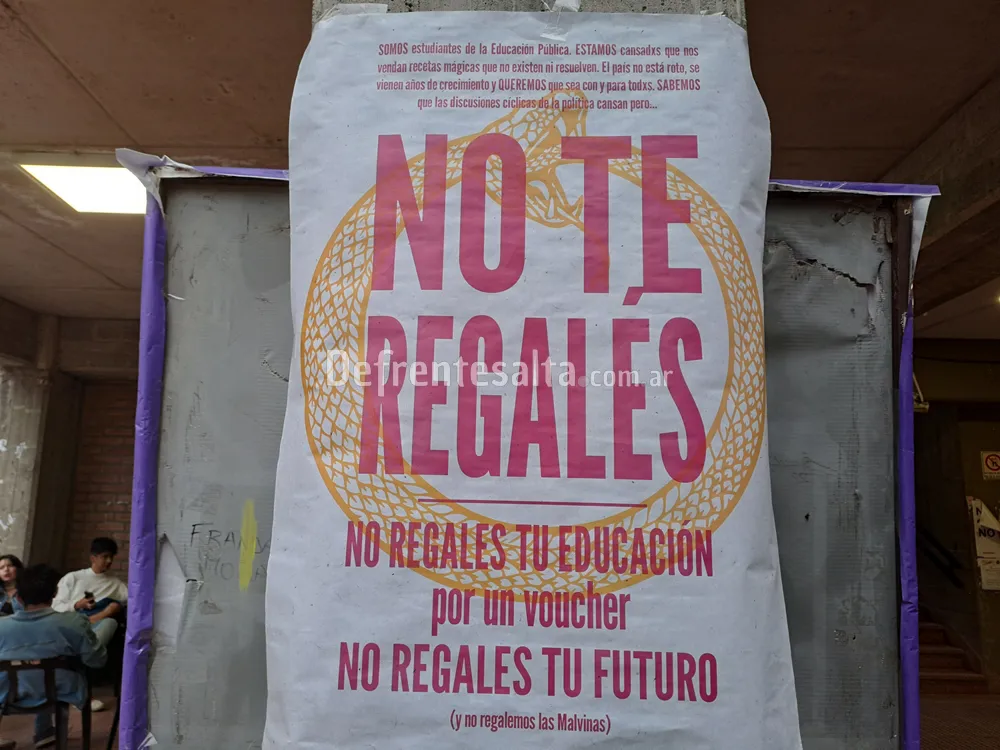 Carteles y afiches contra Milei
