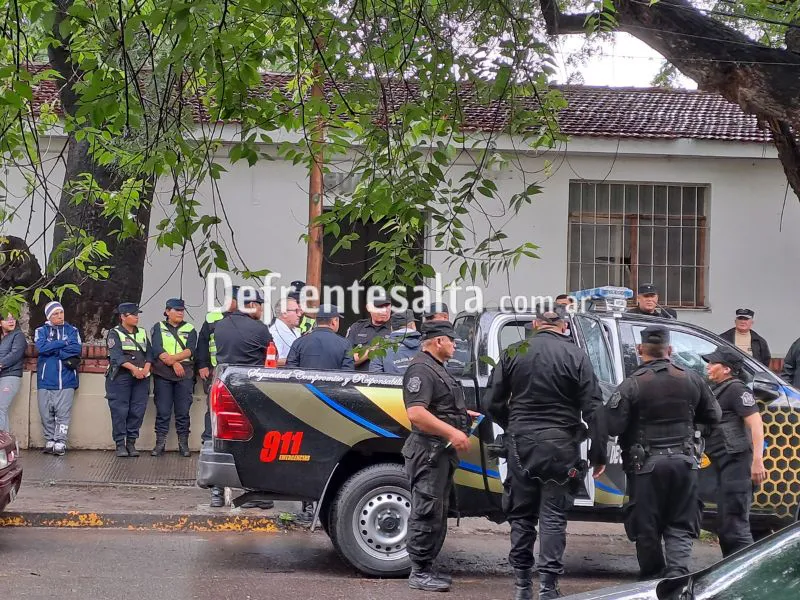 Los policías en la escena del hecho.