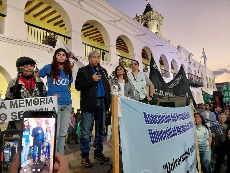 Miguel Nina, rector de la UNSa. Marcha Universitaria. 