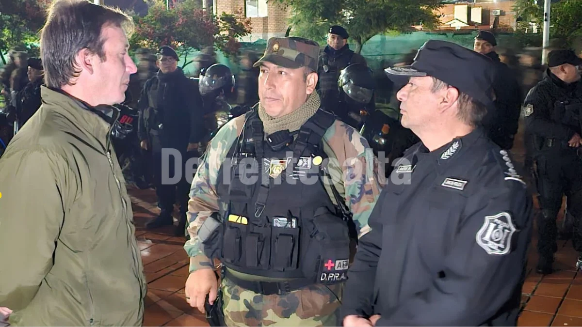 El ministro de Seguridad Gaspar Solá, junto al jefe de policía Diego Bustos supervisan el operativo en Atocha.