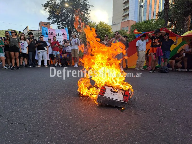 Así queman el patrullero de cartón y la foto de Milei.