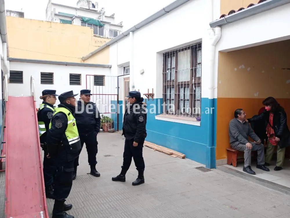 La Policía custodia la escuela Sarmiento.