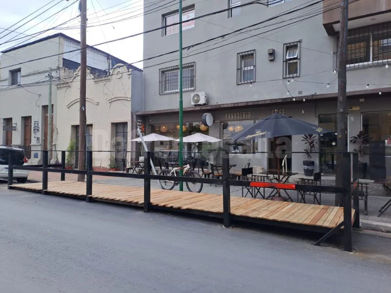 El local que colocó deck sin autorización municipal. 