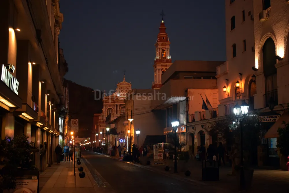 Tarde soleada plaza 9 de Julio.  Foto: Guillermo Raspa
