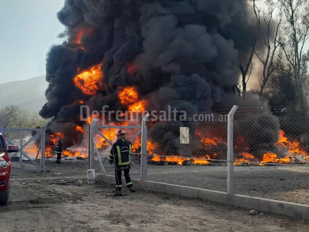 Incendio de neumáticos en el vertedero San Javier.