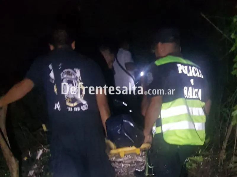 La Policía traslada el cuerpo de la víctima. 