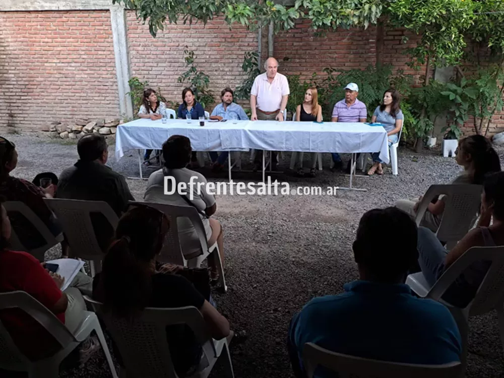 Abel Cornejo con personal policial retirado 3
