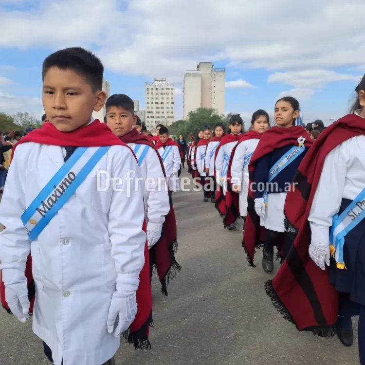 Alumnos juran la bandera.