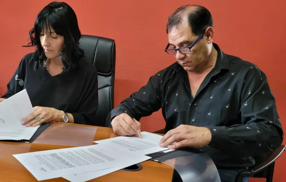 Miguel Barrea firma de convenio