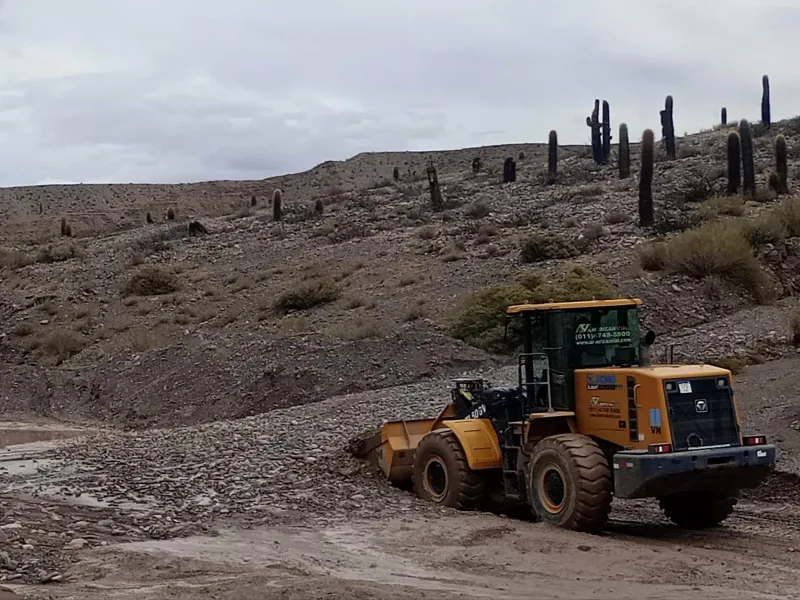 Maquinas  de Vialidad trabajan en la RN51. 