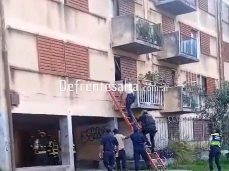 Bomberos y policías ingresan al edificio.