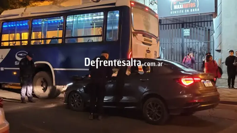 Auto terminó bajo un colectivo