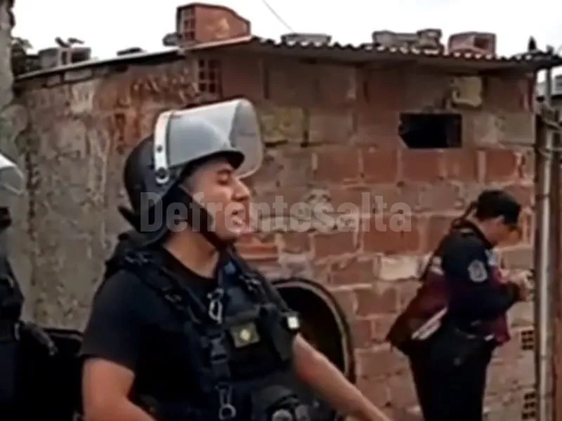 La Policía custodia el domicilio del acusado en barrio 20 de Junio. 