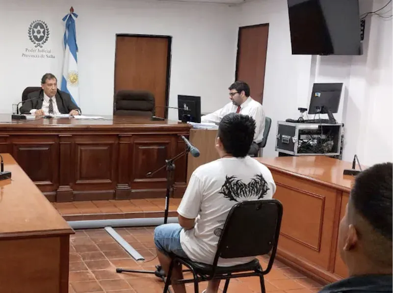 El acusado escucha la condena. 