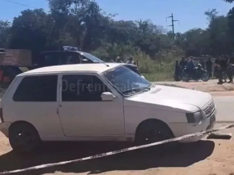 El Fiat en dónde apareció el cuerpo en Tartagal.