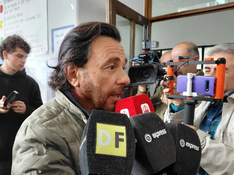 Gustavo Sáenz votó en el excolegio Nacional.
