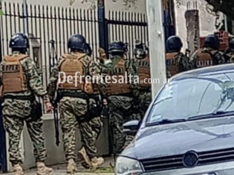 La Policía llegando a barrio El Huaico.