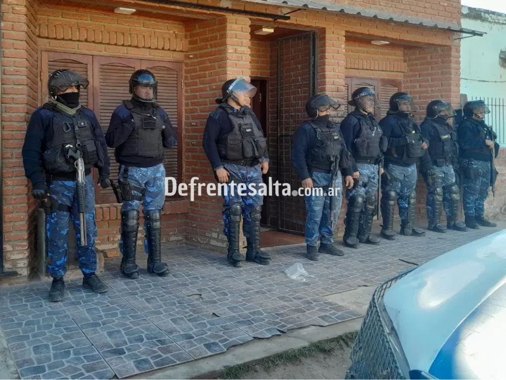 Uniformados en uno de los domicilios allanados