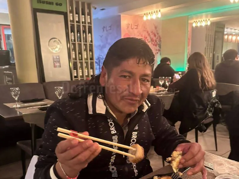 Látigo Suárez comiendo Sushi.-
