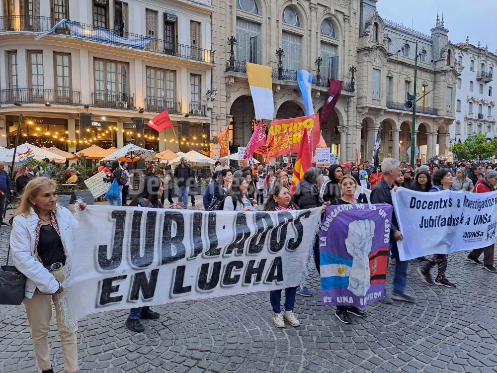 Jubilados marchan en plaza 9 de julio. 
